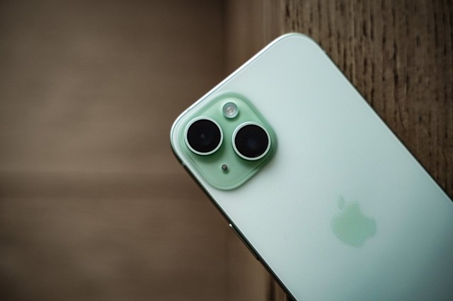 iPhone 15, 15 Plus bất ngờ tăng giá tại Việt Nam - Ảnh 1.