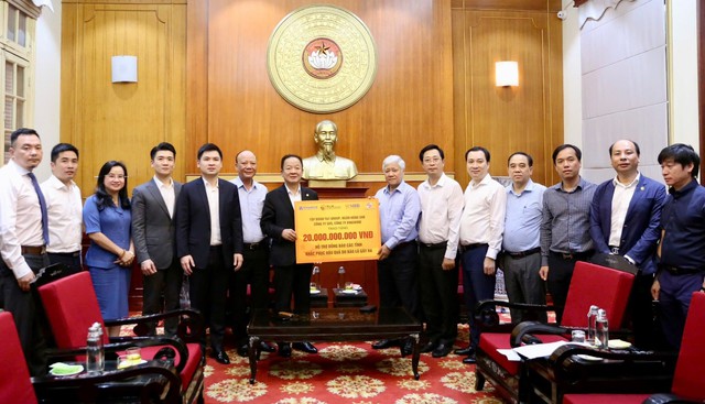 SHB và T&T Group đấu giá bức tranh 1 tỷ đồng để ủng hộ đồng bào vùng lũ - Ảnh 4.