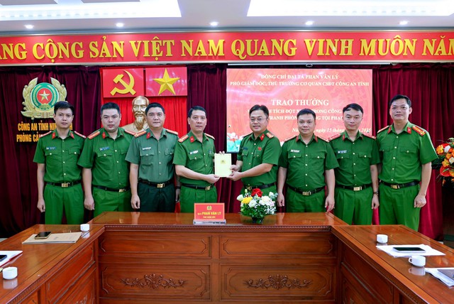 Mua lại vàng do chính cửa hàng mình bán ra, nhiều nhà vàng phát hiện vàng giả: Công an truy xét trong nhiều giờ, lật tẩy thủ đoạn tinh vi- Ảnh 1. Mua lại vàng do chính cửa hàng mình bán ra, nhiều nhà vàng phát hiện vàng giả: Công an truy xét trong nhiều giờ, lật tẩy thủ đoạn tinh vi- Ảnh 1.