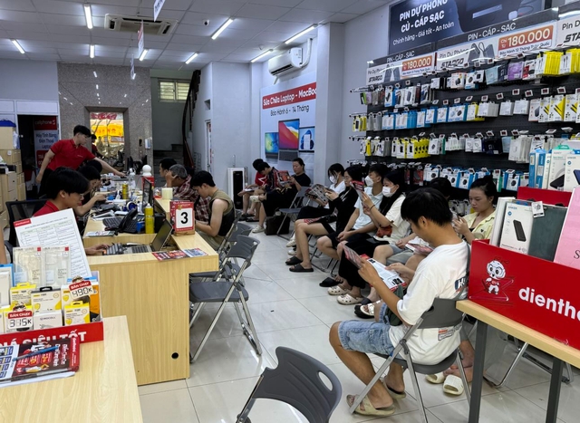 Hà Nội ngập sau mưa lớn, lượng người mang điện thoại đi "cấp cứu" tăng đột biến- Ảnh 1.