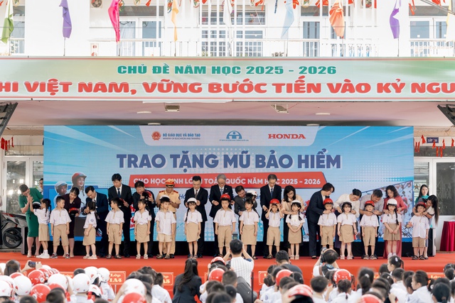 1,8 triệu học sinh lớp 1 trên cả nước được tặng mũ bảo hiểm từ Honda - Ảnh 2.