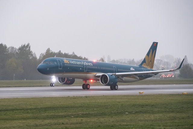 Vietnam Airlines huỷ hàng loạt chuyến bay trong 2 ngày 22 và 23/10 vì ảnh hưởng bão - Ảnh 1.