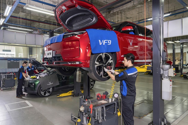 'Thừa xe, thiếu thợ': VinFast muốn đào tạo 2.000 thợ sửa ô tô và 1.200 thợ xe máy điện, miễn 100% học phí - Ảnh 1.