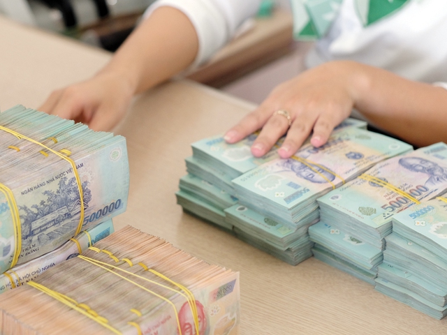 Tạm dừng cho vay để đặt cọc dự án bất động sản - Ảnh 1.