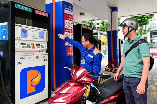 Giá xăng giảm nhẹ chiều 23/10 - Ảnh 1.
