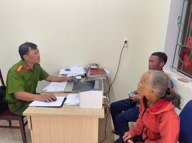 Nhiều người cao tuổi bất ngờ được thông báo "mắc nợ ngân hàng" dù chưa từng vay vốn - Ảnh 1.