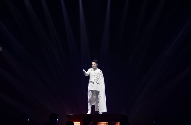 Chủ tịch ngân hàng trẻ nhất Việt Nam gây sốt mạng khi song ca với Bùi Công Nam là ai? - Ảnh 2.