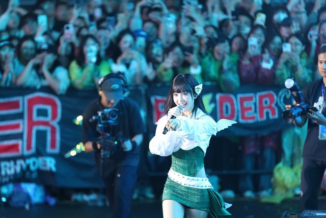 Ngàn khán giả đội mưa, “quẩy hết mình” trong đêm nhạc VPBank Prime Night có RHYDER, Hà Nhi - Ảnh 2.