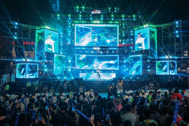 Ngàn khán giả đội mưa, “quẩy hết mình” trong đêm nhạc VPBank Prime Night có RHYDER, Hà Nhi - Ảnh 5.