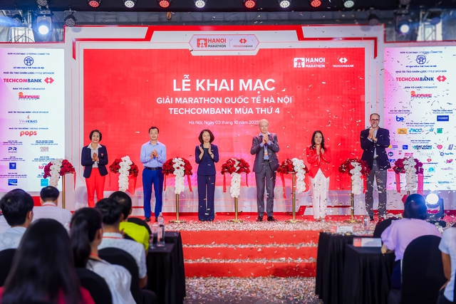 Khai mạc Giải Marathon Quốc tế Hà Nội Techcombank mùa thứ 4: Hơn 13.000 vận động viên, lần đầu tiên ứng dụng công nghệ AI trên đường chạy để tạo video cá nhân miễn phí cho tất cả VĐV - Ảnh 1.