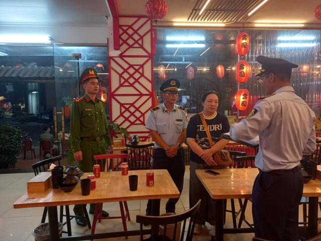 Nhà hàng Hạnh Phúc, A Triệu đồ nướng Trung Hoa và 6 nhà hàng ở Quảng Ninh vừa bị lực lượng chức năng "tuýt còi": Kinh doanh chui, bán thực phẩm nhập lậu - Ảnh 1.