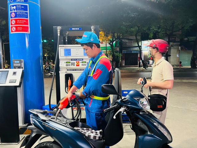 Giá xăng tăng 700 đồng/lít chiều 30/10 - Ảnh 1.