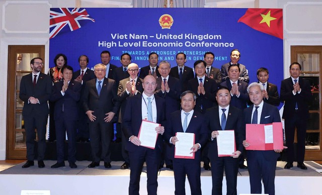 Sun Group “bắt tay” cùng HAECO và VinaCapital xây dựng trung tâm bảo dưỡng máy bay tại sân bay tư nhân đầu tiên của Việt Nam
- Ảnh 1. Sun Group “bắt tay” cùng HAECO và VinaCapital xây dựng trung tâm bảo dưỡng máy bay tại sân bay tư nhân đầu tiên của Việt Nam
- Ảnh 1.