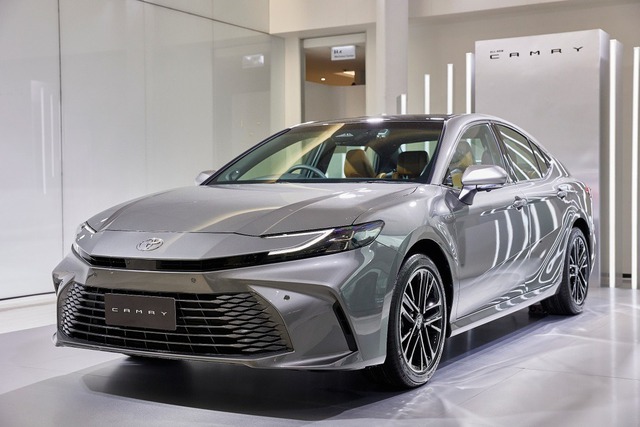 Toyota Camry giảm giá trăm triệu  - Ảnh 1.