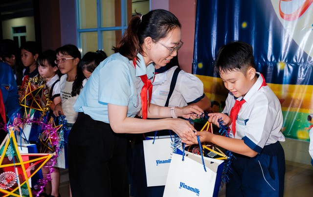 Vinamilk thắp sáng mùa trăng, gửi trọn yêu thương đến trẻ em Việt - Ảnh 7.