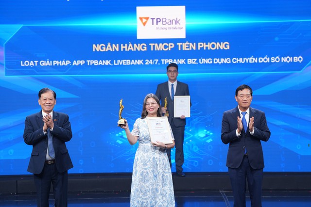 TPBank được vinh danh chuyển đổi số xuất sắc, ghi dấu nỗ lực bền bỉ trên hành trình chuyển đổi số - Ảnh 3.