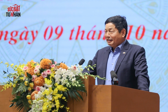 Chủ tịch FPT Trương Gia Bình hứa cùng Chính phủ "chinh phục bầu trời, vươn ra biển lớn và đi sâu vào lòng đất"- Ảnh 1. Chủ tịch FPT Trương Gia Bình hứa cùng Chính phủ "chinh phục bầu trời, vươn ra biển lớn và đi sâu vào lòng đất"- Ảnh 1.
