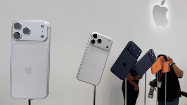 iPhone 17 Pro Max màu bạc khan hàng, trái ngược dự đoán thị hiếu - Ảnh 1.