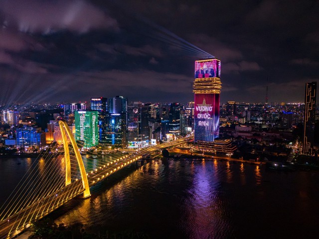 Tòa tháp Saigon Marina IFC rực sáng chào mừng đối tác chiến lược toàn diện Việt - Anh - Ảnh 3.