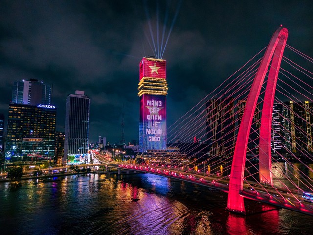 Tòa tháp Saigon Marina IFC rực sáng chào mừng đối tác chiến lược toàn diện Việt - Anh - Ảnh 4.
