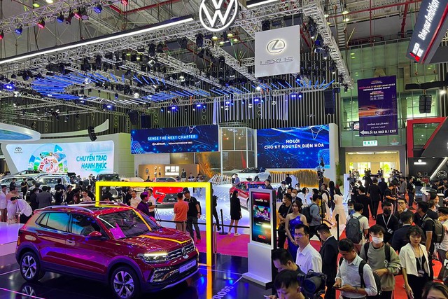 Các hãng xe tung ưu đãi kích cầu mua sắm dịp cuối năm - Ảnh 1.