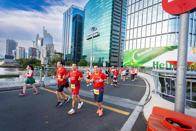 Lan tỏa “Bước chạy vì một Việt Nam vượt trội”, hàng chục ngàn người cùng Techcombank trao cơ hội bước đi cho trẻ em Việt - Ảnh 2.