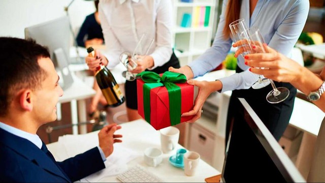 Mua quà lễ Tết tặng nhân viên, đối tác thì ghi hóa đơn và tính thuế như thế nào? – Cơ quan Thuế trả lời - Ảnh 1.
