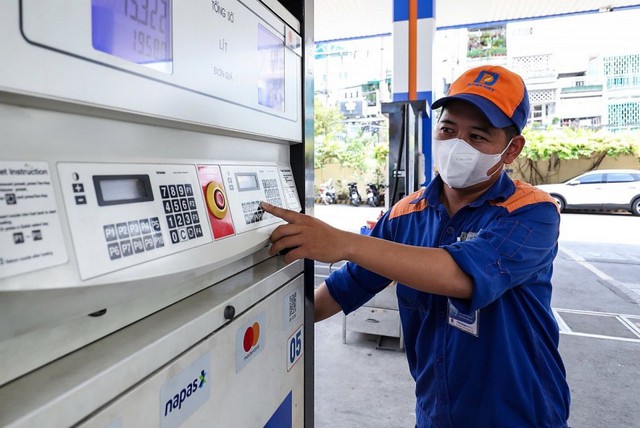 Giá xăng tăng nhẹ chiều 13/11 - Ảnh 1.