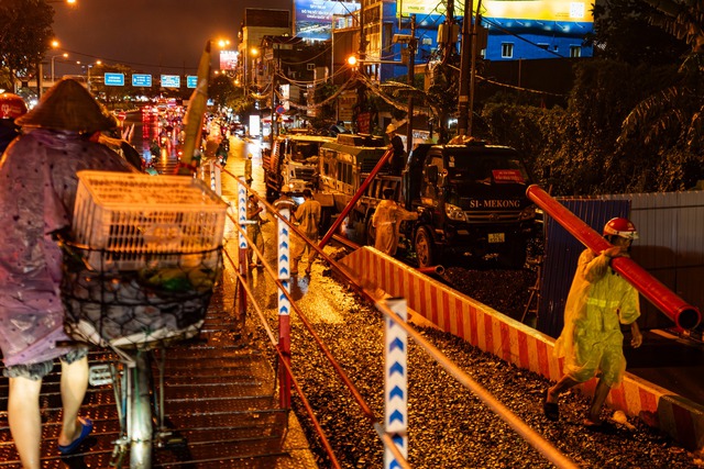 Một tháng thần tốc: Cây cầu 11.000 tấn được nâng lên 1,08m nhờ vào 100 "người khổng lồ thép" làm chủ công nghệ phức tạp, tạo kỳ tích chưa từng có - Ảnh 2.