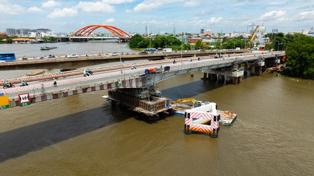 Một tháng thần tốc: Cây cầu 11.000 tấn được nâng lên 1,08m nhờ vào 100 "người khổng lồ thép" làm chủ công nghệ phức tạp, tạo kỳ tích chưa từng có - Ảnh 1.