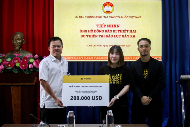 MTTQ Việt Nam tiếp nhận hơn 5 tỷ đồng từ Binance Charity ủng hộ đồng miền Trung khắc phục bão lụt - Ảnh 1.