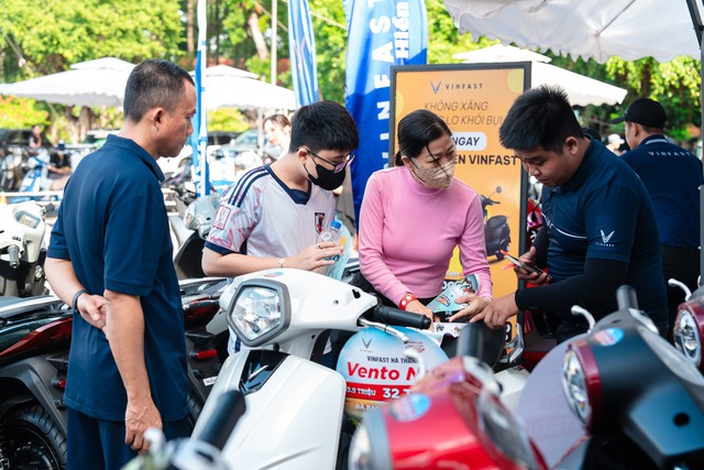 Hà Nội "xanh hóa" giao thông: Người dân cần có những điều kiện nào để nhận được hỗ trợ chuyển đổi từ xe xăng sang xe điện - Ảnh 1.