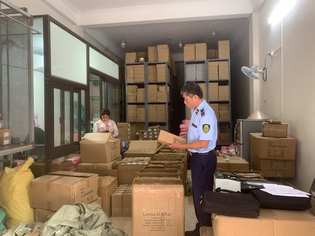 Hà Nội: Thu giữ hơn 7.000 sản phẩm nghi giả nhãn hiệu ZARA - Ảnh 1.