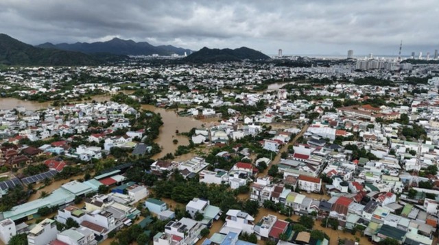 Ngân hàng hỗ trợ khoanh nợ cho người dân, doanh nghiệp chịu thiệt hại mưa lũ - Ảnh 1.