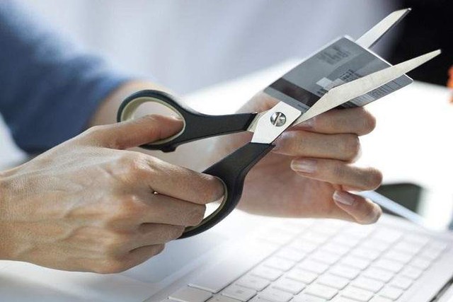 Một ngân hàng giảm mạnh phí hủy thẻ - Ảnh 1.