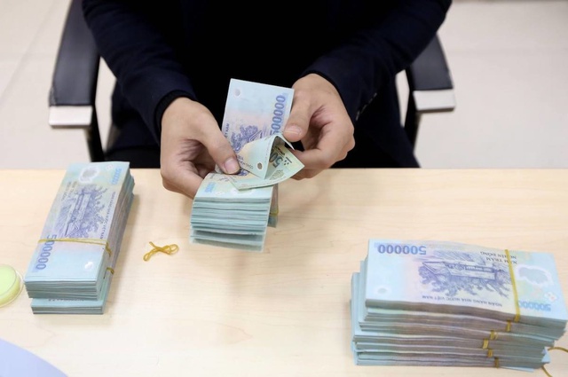 Doanh nghiệp gửi tiền vào ngân hàng nhiều hơn cá nhân - Ảnh 1.