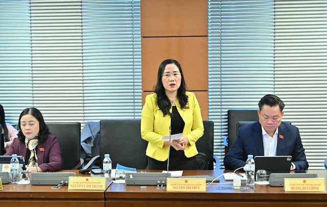 ĐBQH mượn nhiều hợp đồng bảo hiểm nhân thọ của các DN khác nhau để nghiên cứu và nhận thấy: 'Người có kinh nghiệm làm luật vẫn thấy khó hiểu' - Ảnh 1.