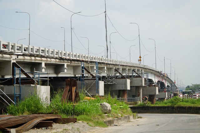 "Thần đèn" tạo kỳ tích nâng cây cầu nối Thủ Đức sang quận 12 cũ (TP.HCM) cao thêm 1,25 m, bí ẩn doanh nghiệp đứng sau - Ảnh 1.