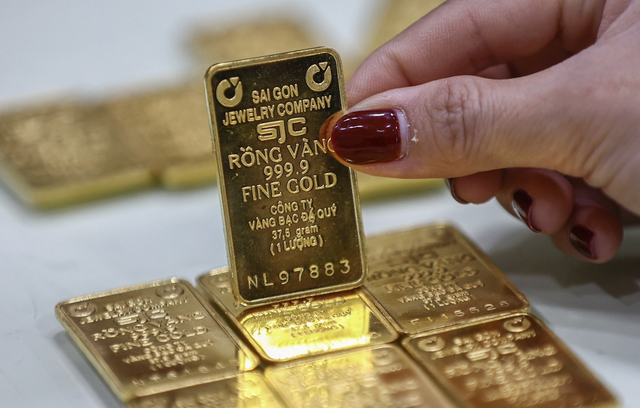 Nghịch lý: Doanh thu SJC giảm sâu trong bối cảnh vàng miếng lập đỉnh - Ảnh 1.