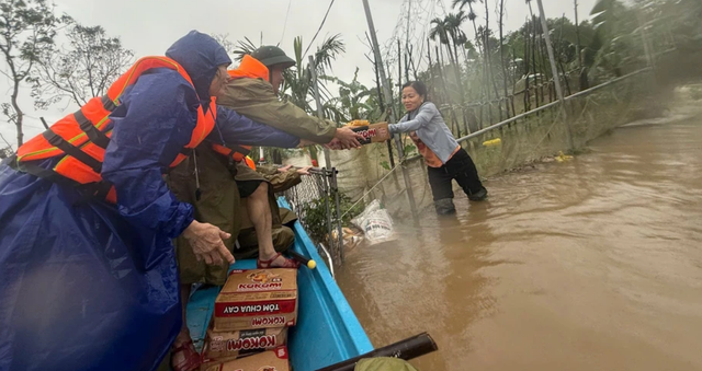 Giảm 0,5-2%/năm lãi suất cho vay cho khách hàng bị ảnh hưởng bởi bão lũ - Ảnh 1.
