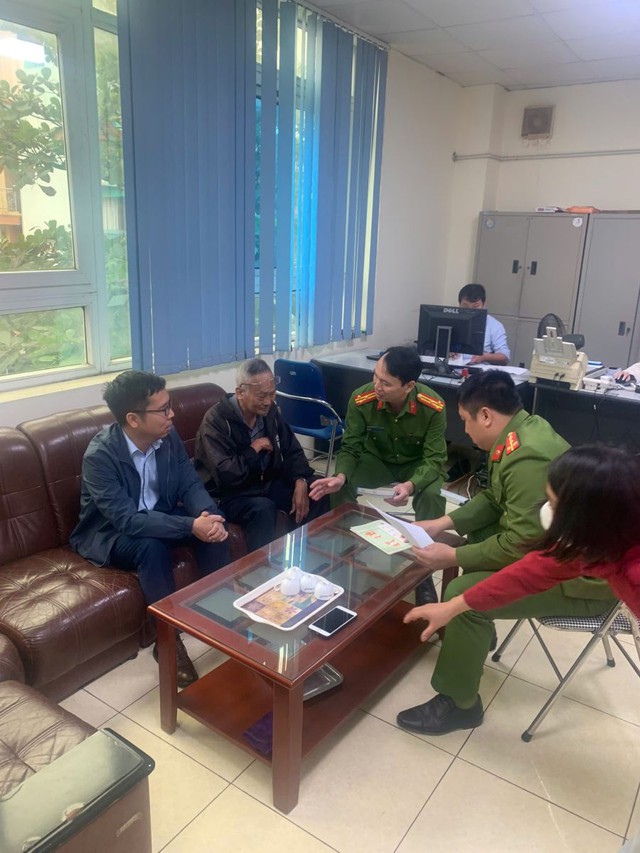 Nhiều người cao tuổi đến chi nhánh Agribank, BIDV, VietinBank để rút sổ tiết kiệm, chuyển khoản cả trăm triệu: Nhân viên đều từ chối thực hiện giao dịch và mời công an - Ảnh 2.