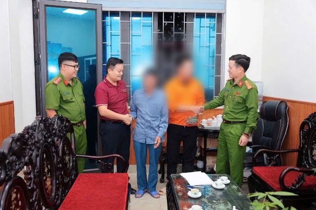 Nhiều người cao tuổi đến chi nhánh Agribank, BIDV, VietinBank để rút sổ tiết kiệm, chuyển khoản cả trăm triệu: Nhân viên đều từ chối thực hiện giao dịch và mời công an - Ảnh 1.