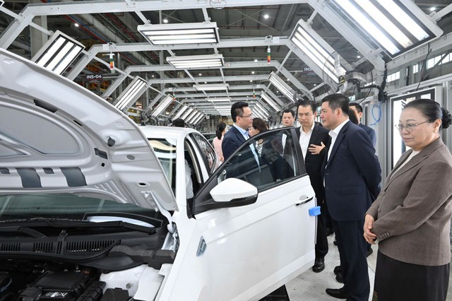 Đón Bộ trưởng Lào, nhà máy ô tô công suất 120.000 xe/năm tuyên bố lấn sân sang xe điện và xuất khẩu sang Lào - Ảnh 1.