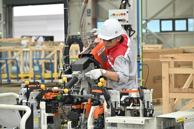 Đón Bộ trưởng Lào, nhà máy ô tô công suất 120.000 xe/năm tuyên bố lấn sân sang xe điện và xuất khẩu sang Lào - Ảnh 2.