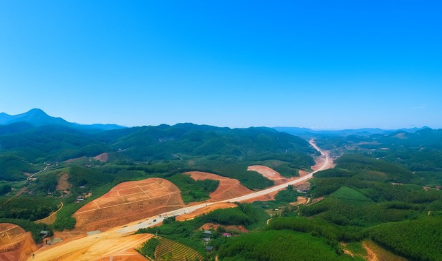 Gần 200 mũi thi công, hơn 1.600 công nhân và 1.400 máy móc đẩy nhanh tiến độ, quyết hoàn thành dự án theo chỉ đạo của Thủ tướng - Ảnh 2.