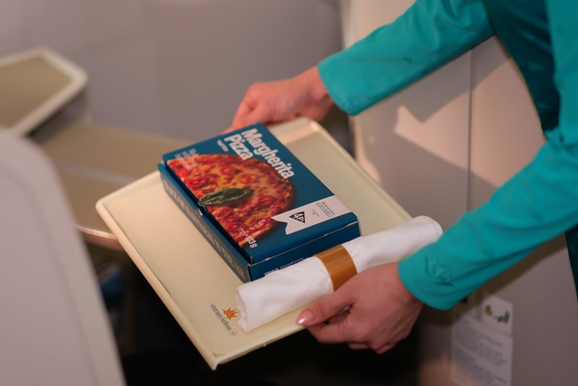 Vietnam Airlines bắt đầu bán pizza 4P's trên các chuyến bay, giá 119.000 đồng cho nửa cái- Ảnh 1. Vietnam Airlines bắt đầu bán pizza 4P's trên các chuyến bay, giá 119.000 đồng cho nửa cái- Ảnh 1.