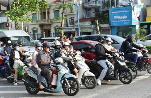 PGĐ Sở Xây dựng Hà Nội: Thành phố không đặt ra việc ‘buộc chuyển đổi xe xăng đồng loạt để ưu tiên cho một số đơn vị cung cấp xe điện’  - Ảnh 1.