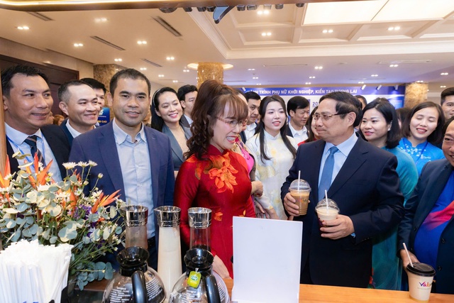 Khoảnh khắc Thủ tướng ghé thăm VikKafe - Câu chuyện truyền cảm hứng về những người phụ nữ ngân hàng số - Ảnh 1.