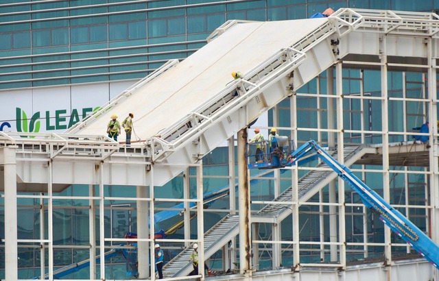 Siêu "công trình thế kỷ" 16 tỷ USD của Việt Nam sắp tới ngày trọng đại: Hơn 3.000 máy móc, 15.000 người dồn lực chuẩn bị đón chuyến bay đầu tiên- Ảnh 2. Siêu "công trình thế kỷ" 16 tỷ USD của Việt Nam sắp tới ngày trọng đại: Hơn 3.000 máy móc, 15.000 người dồn lực chuẩn bị đón chuyến bay đầu tiên- Ảnh 2.