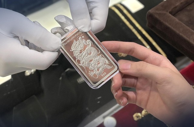 Giá bạc ổn định ở mức hơn 64 triệu đồng/kg - Ảnh 1.